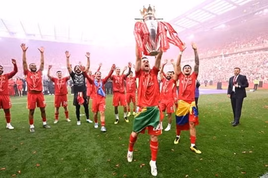Liverpool: 7 tháng từ nhà vua đến cuộc khủng hoảng lịch sử