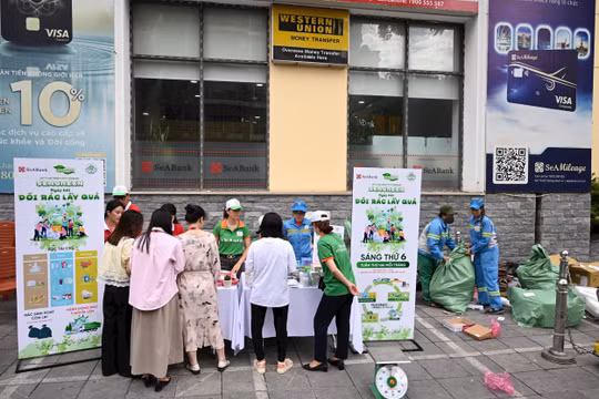 SeABank tổ chức “Ngày hội đổi rác lấy quà” - Lan tỏa lối sống xanh vì Hà Nội sạch đẹp