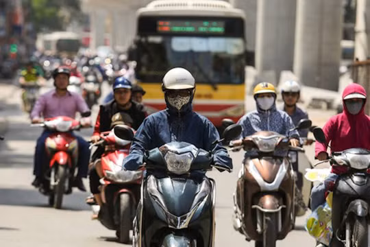 Miền Bắc nắng nóng đến 36 độ, Nam Bộ mưa to cục bộ