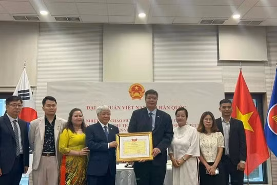 Chủ tịch Đỗ Văn Chiến và đoàn cấp cao Ủy ban Trung ương Mặt trận Tổ quốc Việt Nam làm việc với Hiệp hội VKBIA