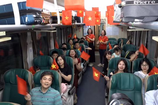 Ga Hà Nội ngập tràn sắc đỏ đưa 'chuyến tàu Thống Nhất' khởi hành