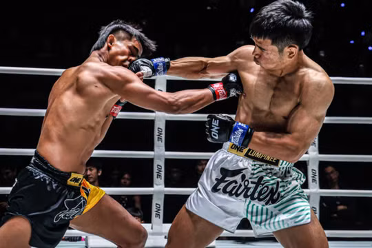 Yodlekpet tung 'cú đấm hủy diệt' hạ knock-out đối thủ trẻ ngay hiệp 1