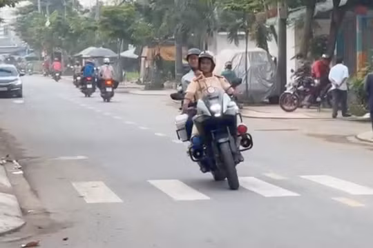 Cảnh sát giao thông TP HCM dùng xe đặc chủng chở thí sinh về nhà lấy CCCD để quên