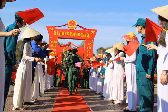 Thanh niên Đắk Lắk - Đắk Nông hăng hái lên đường nhập ngũ