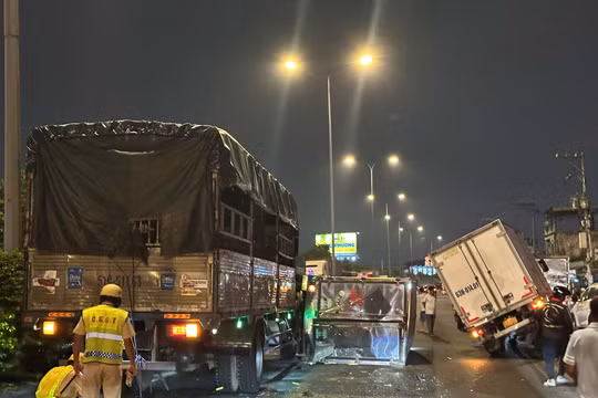 TP HCM: Tai nạn liên hoàn, xe tải nằm ngổn ngang trên đường