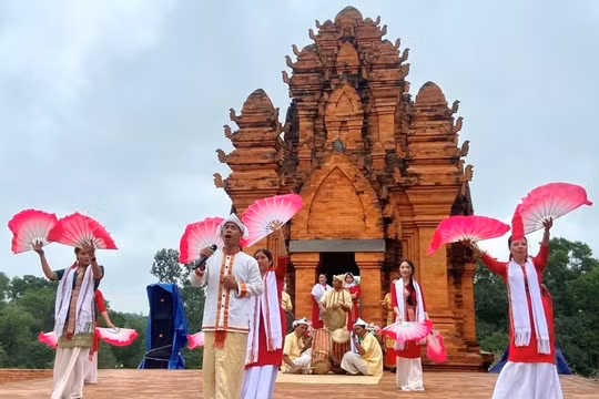 Đồng bào các dân tộc vui hội Xuân tại Làng Văn hóa
