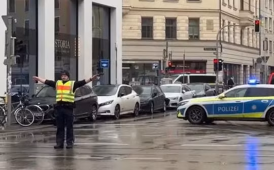 Ô tô lao vào đám đông ở Munich trước thềm Hội nghị An ninh