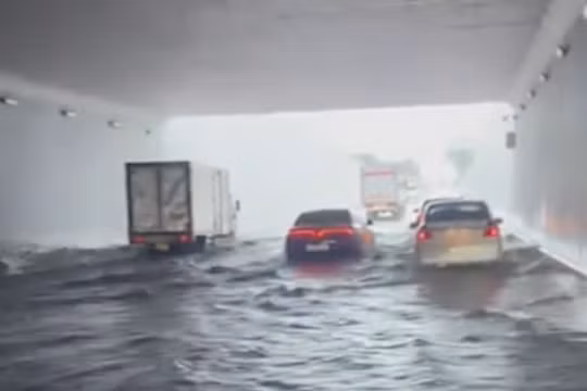 Hầm chui phía Nam TP HCM lênh láng nước sau cơn mưa lớn