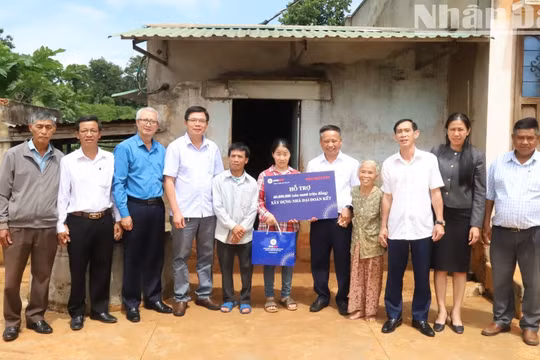 Báo Nhân Dân trao tặng kinh phí xây dựng nhà Đại đoàn kết cho hộ nghèo ở tỉnh Đắk Lắk