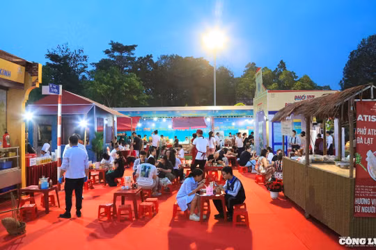 Du khách thích thú trải nghiệm Festival Phở năm 2025