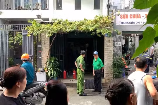TP.HCM: Cháy lớn tại nhà 4 tầng, nghi do xì bình ga