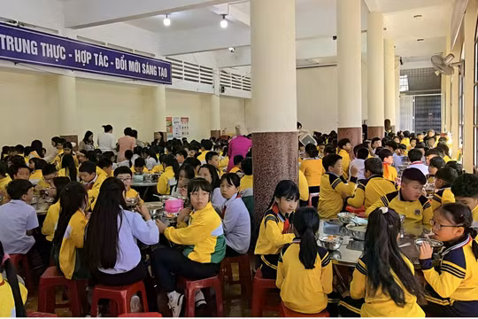 Bếp ăn hoạt động lại sau sau bê bối thực phẩm bẩn, phụ huynh theo sát quy trình