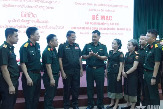 Bế mạc lớp tập huấn nghiệp vụ báo chí cho Báo Quân đội nhân dân Lào