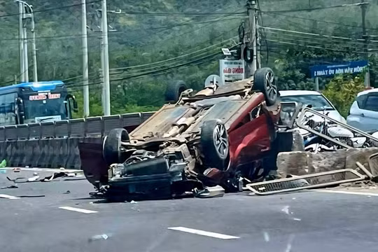 Ô tô nổ lốp, lật úp sau khi tông vào xe đầu kéo