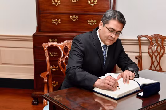 Honduras truy nã cựu Tổng thống vừa được Mỹ ân xá
