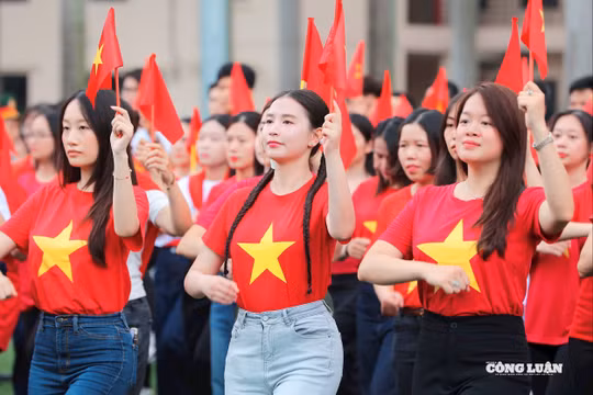 Rộn ràng khí thế tập luyện của Khối Báo chí Cách mạng hướng tới Đại lễ 80 năm Quốc khánh