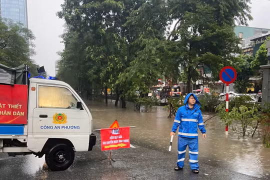 Hà Nội mưa lớn, hàng loạt điểm ngập sâu – người dân được khuyến cáo tránh di chuyển qua khu vực này