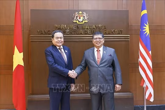 Chủ tịch Quốc hội Trần Thanh Mẫn hội đàm với Chủ tịch Hạ viện Malaysia