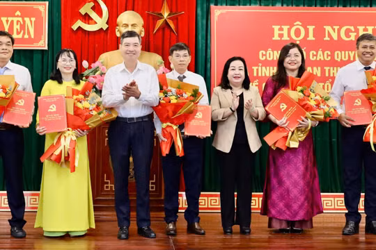 Công bố quyết định thành lập Báo Phú Yên và các quyết định về công tác cán bộ