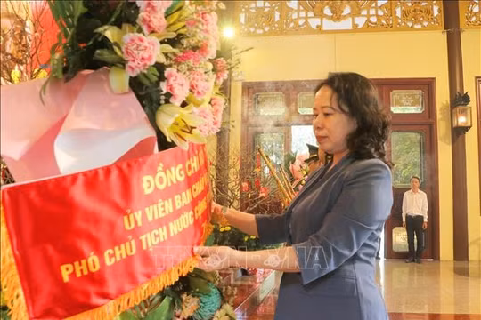 Phó Chủ tịch nước Võ Thị Ánh Xuân dâng hương tưởng nhớ Chủ tịch Tôn Đức Thắng