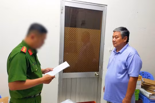 Bắt tạm giam 2 cựu cán bộ tín dụng ngân hàng về hành vi nhận hối lộ
