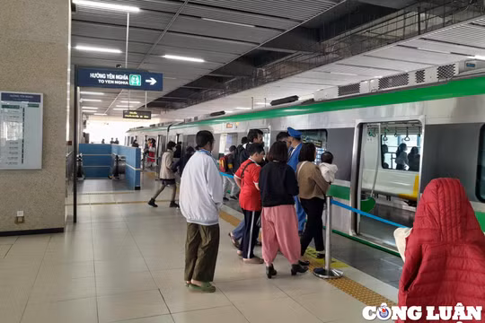 Người dân đi lại bằng tàu điện Thủ đô thế nào dịp Tết Nguyên đán 2025?