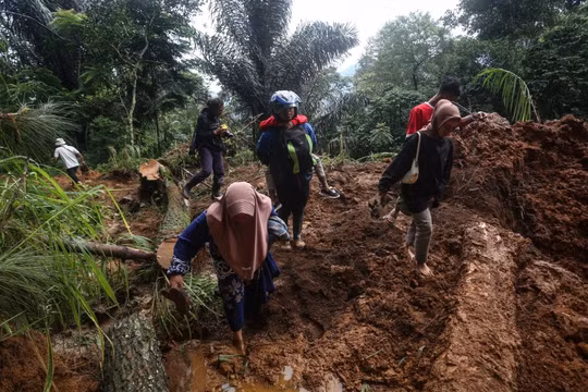 Indonesia tạm dừng cứu hộ do thời tiết xấu sau vụ lở đất khiến 25 người thiệt mạng