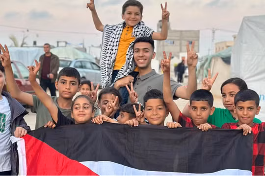 Người dân Gaza trở về nhà khi Israel bắt đầu rút quân