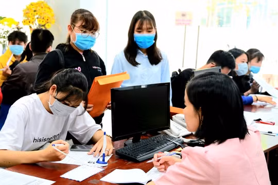2 nhóm học sinh, sinh viên không phải đóng học phí