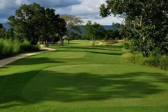 Tỷ phú Thái Lan nhận án tù 24 năm vì phát triển đất golf trái phép