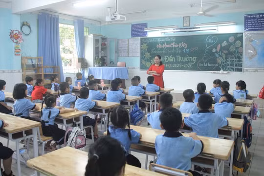 Học sinh lớp 1, 9 và 12 ở TP Hồ Chí Minh nô nức tựu trường