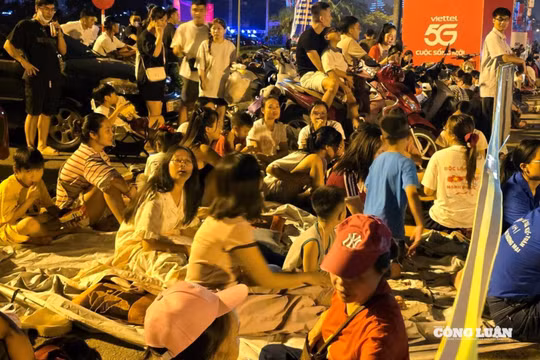 Trung tâm quá tải, người dân chọn Lê Quang Đạo – Trường đua F1 để xem đoàn xe pháo quân sự