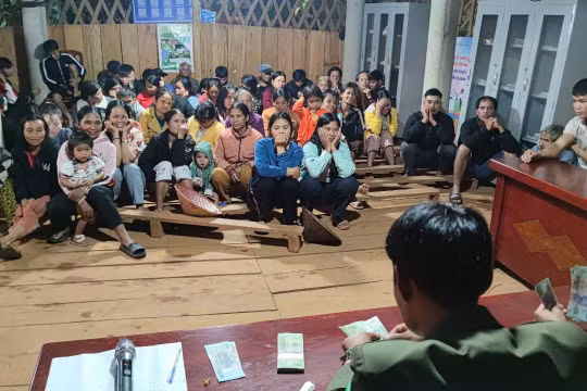 Quảng Ngãi: Làm việc xuyên đêm, xã vùng khó hoàn thành việc trao quà Tết Độc lập cho bà con