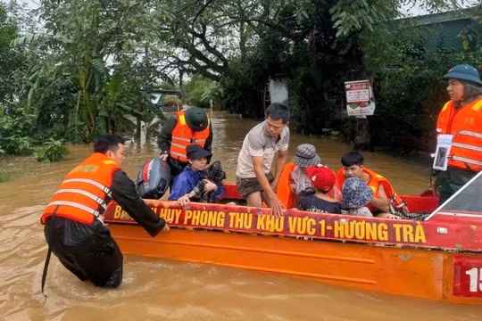 Khẩn cấp ứng phó bão số 13: Hoàn thành sơ tán dân khỏi vùng nguy hiểm trước 15h hôm nay