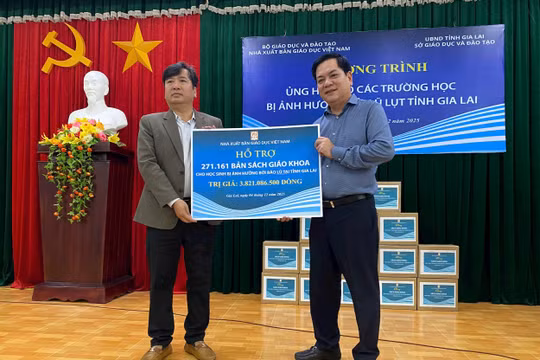 NXBGDVN trao gần 280 nghìn bản sách giáo khoa hỗ trợ học sinh vùng lũ Gia Lai