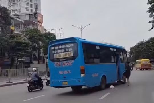 Hà Nội: Lái xe khách bị phạt vì “đón khách kiểu nguy hiểm”