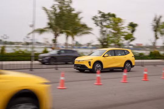 VinFast Limo Green vượt mặt Mitsubishi Xpander ngay chặng đầu xuất phát