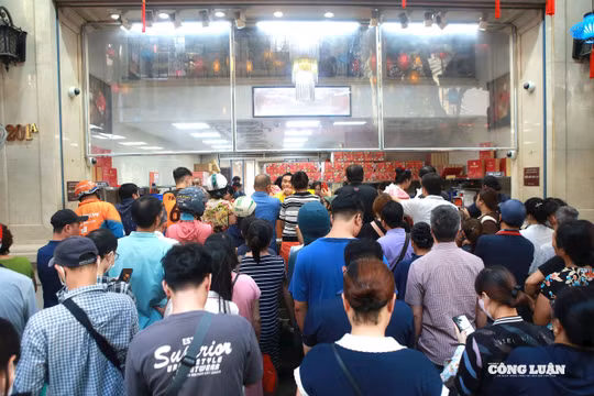 Hà Nội vừa hết mưa ngập, người dân đã đổ xô đi mua bánh Trung thu