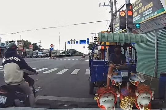 TP HCM: Xe ba gác chạy ngược chiều, chặn đầu ô tô