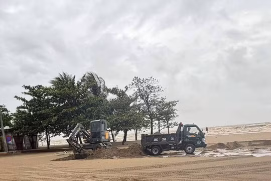 Thanh Hóa: Lợi dụng mưa bão, nhiều phương tiện khai thác cát trái phép bị bắt giữ