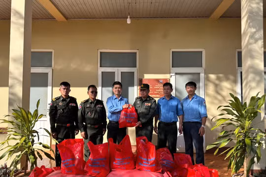 Tặng 300 suất quà cho lực lượng vũ trang và nhân dân tỉnh Mondulkiri (Vương quốc Campuchia)