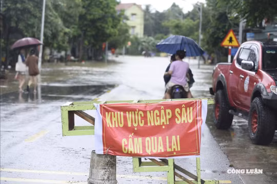 Nhiều hộ dân tại Thanh Hóa không kịp trở tay vì nước lũ lên nhanh