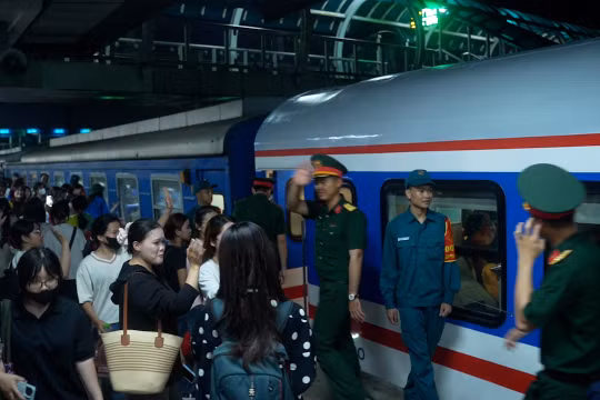 Xúc động giây phút chia tay các chiến sĩ trở về đơn vị sau nhiệm vụ A80