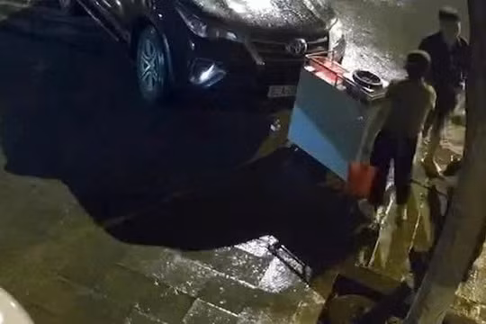 Xác minh clip người đàn ông lái ô tô đòi tông người bán hàng rong