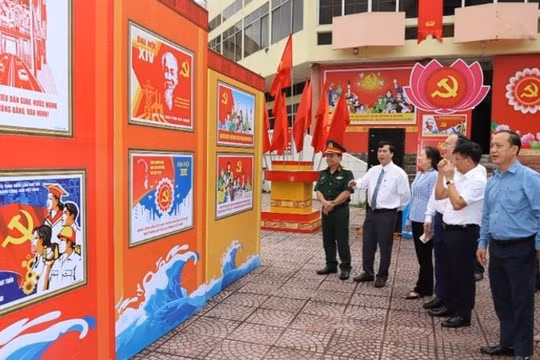 Triển lãm tranh cổ động tấm lớn tuyên truyền Đại hội Đảng