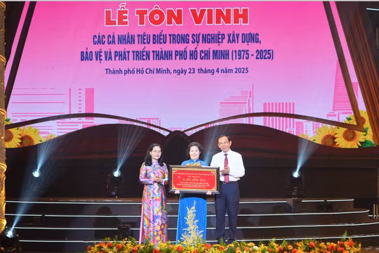Anh hùng Lao động Mai Kiều Liên được vinh danh cá nhân tiêu biểu của TP.HCM dịp 50 năm thống nhất