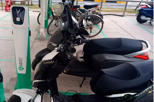 Hà Nội lập tổ công tác chuyển đổi xe xăng, xây thêm trạm sạc điện