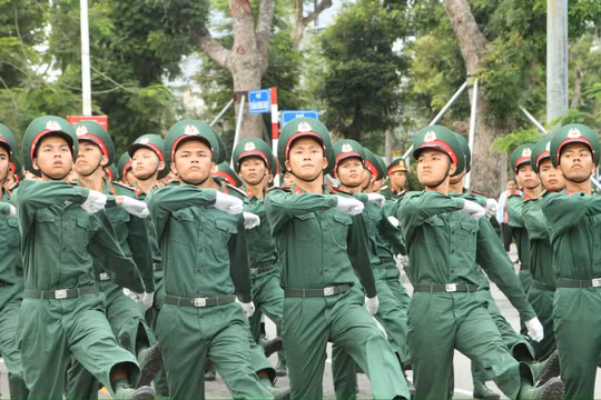 Tổ chức chương trình duyệt đội ngũ và diễu hành quần chúng dịp kỷ niệm 70 năm Giải phóng Hải Phòng