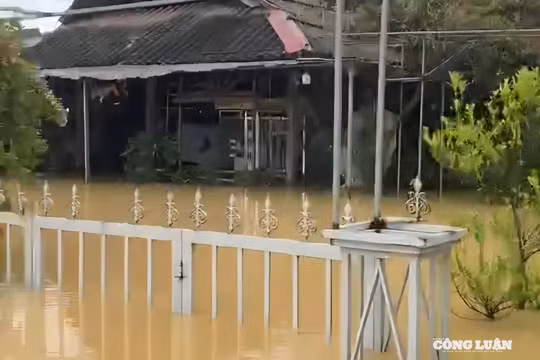 Hàng nghìn nhà dân ở Thanh Hóa đang bị ngập sâu trong lũ