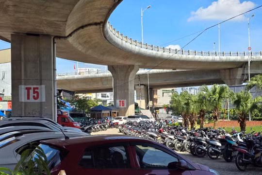 Hà Nội yêu cầu rà soát, xử lý dứt điểm các bãi trông giữ xe dưới gầm cầu